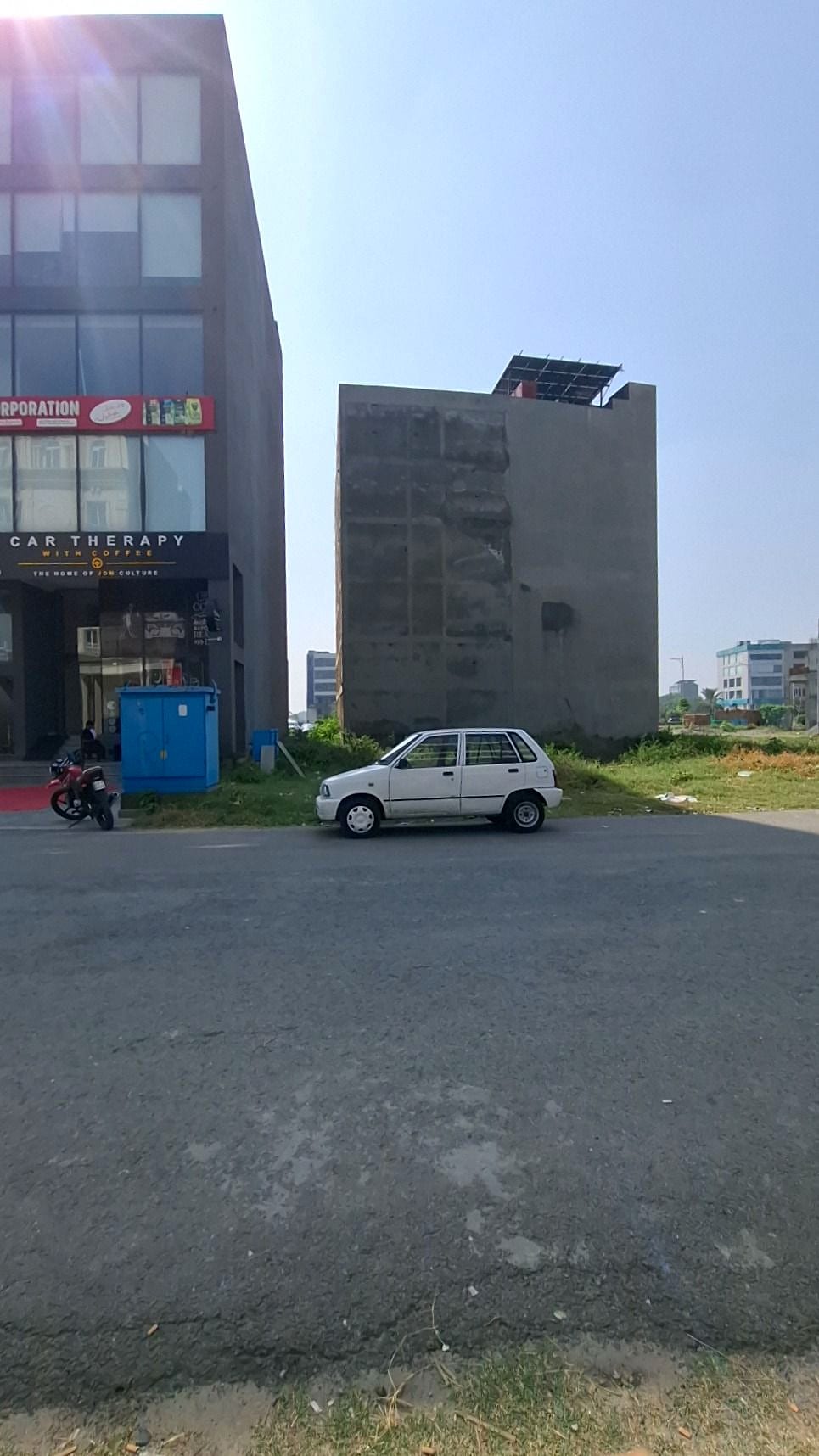 What faces the plot — Plot 117, Block BWB, DHA Phase 8